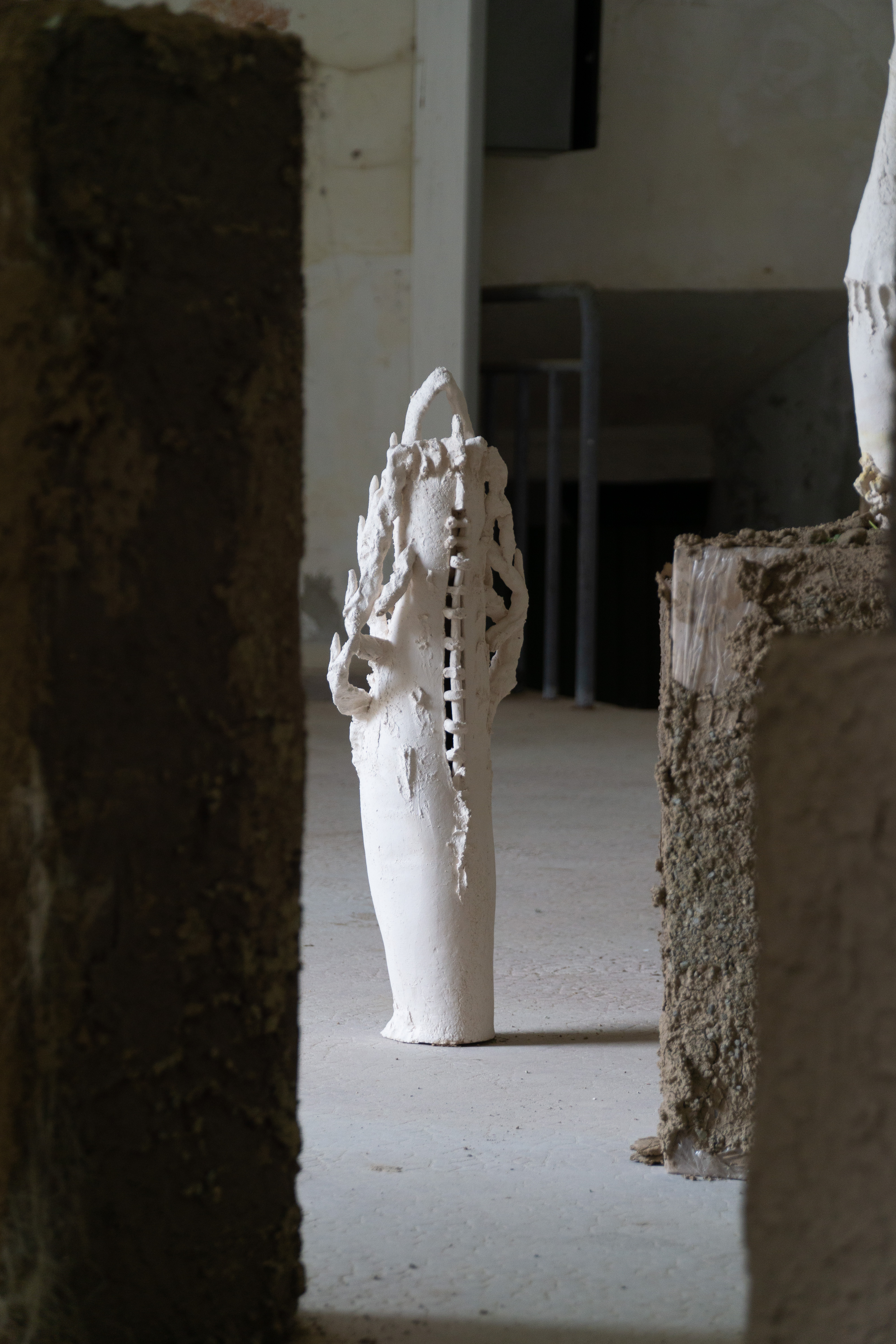 Le Jardin clos, 2023. céramique grès blanc, socle en carton, chanvre et terre végétale, dimensions variables. Photo © Margot Anquez Bariseau